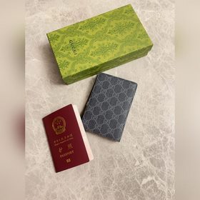 Представляем новую коллекцию Gucci — паспортный чехол с контрастн