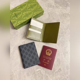 Представляем новую коллекцию Gucci — паспортный чехол с контрастн