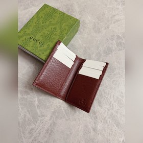Новая коллекция Gucci представляет тонкий и компактный кошелек с 