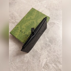 Новая серия блестящих мужских аксессуаров Gucci из черного каучук