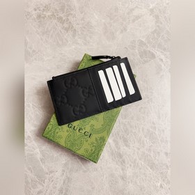 Новая серия блестящих мужских аксессуаров Gucci из черного каучук