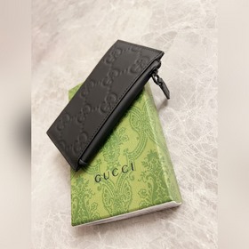 Новая серия блестящих мужских аксессуаров Gucci из черного каучук