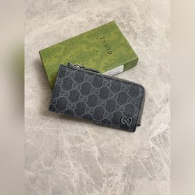 Представляем новую коллекцию Gucci. Картодержатель с контрастным