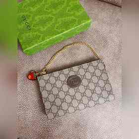 Новинка от Gucci — мини-кошелек для мелочи, рекомендованный ведущ