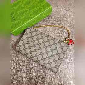 Новинка от Gucci — мини-кошелек для мелочи, рекомендованный ведущ