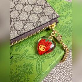 Новинка от Gucci — мини-кошелек для мелочи, рекомендованный ведущ