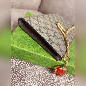 Новинка от Gucci — мини-кошелек для мелочи, рекомендованный ведущ