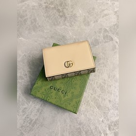 Новейший кожаный кошелек Gucci изготовлен из бежевой и черной тка