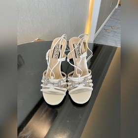 Новая коллекция весна-лето 2025 от Gucci： сандалии на высоком каб