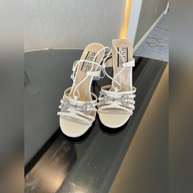 Новая коллекция весна-лето 2025 от Gucci： сандалии на высоком каб