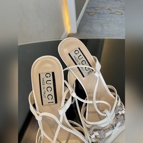 Новая коллекция весна-лето 2025 от Gucci： сандалии на высоком каб