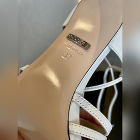 Новая коллекция весна-лето 2025 от Gucci： сандалии на высоком каб