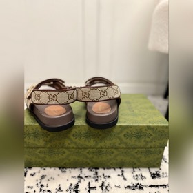 GUCCI · Гуччи Новые сандалии на плоской подошве с липучкой из кол
