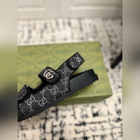 GUCCI · Гуччи Новые сандалии на плоской подошве с липучкой из кол