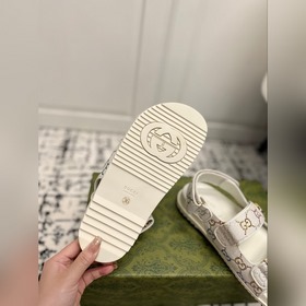 GUCCI · Гуччи Новые сандалии на плоской подошве с липучкой из кол