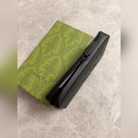 Новая серия блестящих мужских сумок Gucci из черного каучука. Арт
