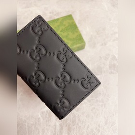 Новая серия блестящих мужских аксессуаров Gucci из черного каучук