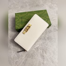 Новейшая модель Gucci — кошелек с двойным G-образным замком и баб