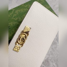 Новейшая модель Gucci — кошелек с двойным G-образным замком и баб