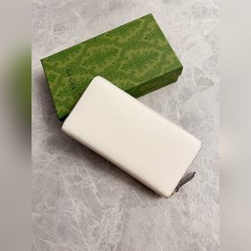 Новейшая модель Gucci — кошелек с двойным G-образным замком и баб