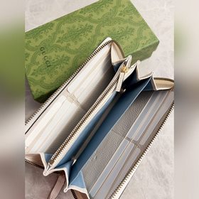 Новейшая модель Gucci — кошелек с двойным G-образным замком и баб