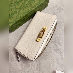 Новейшая модель Gucci — кошелек с двойным G-образным замком и бан