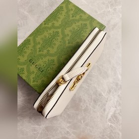 Новейшая модель Gucci — кошелек с двойным G-образным замком и бан