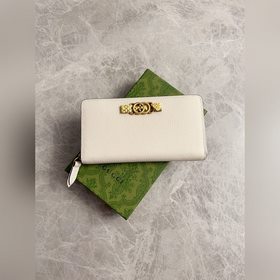Новейшая модель Gucci — кошелек с двойным G-образным замком и бан