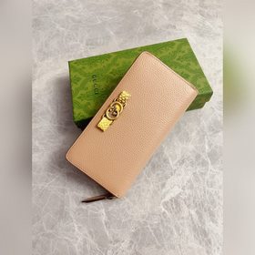 Новейшая модель Gucci — кошелек с двойным G-образным замком и баб