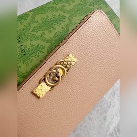 Новейшая модель Gucci — кошелек с двойным G-образным замком и баб