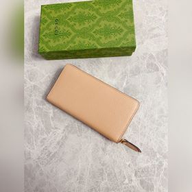 Новейшая модель Gucci — кошелек с двойным G-образным замком и баб