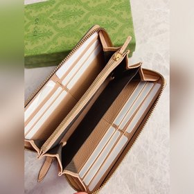 Новейшая модель Gucci — кошелек с двойным G-образным замком и баб