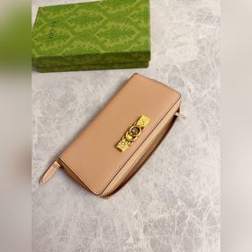 Новейшая модель Gucci — кошелек с двойным G-образным замком и баб