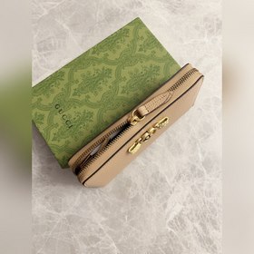 Новейшая модель Gucci — кошелек с двойным G-образным замком и баб