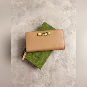 Новейшая модель Gucci — кошелек с двойным G-образным замком и баб