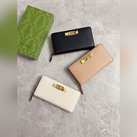 Новейшая модель Gucci — кошелек с двойным G-образным замком и баб