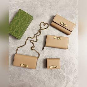 Новейшая модель Gucci — кошелек с двойным G-образным замком и баб