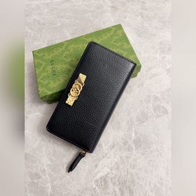 Новейшая модель Gucci — кошелек с двойным G-образным замком и бан