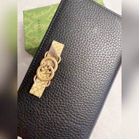 Новейшая модель Gucci — кошелек с двойным G-образным замком и бан