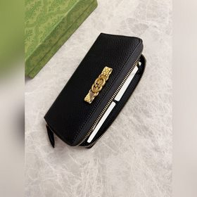 Новейшая модель Gucci — кошелек с двойным G из змеиной кожи банти