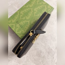 Новейшая модель Gucci — кошелек с двойным G из змеиной кожи банти