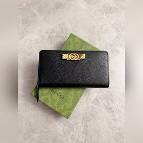 Новейшая модель Gucci — кошелек с двойным G из змеиной кожи банти