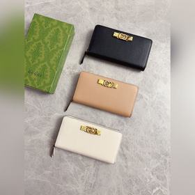 Новейшая модель Gucci — кошелек с двойным G из змеиной кожи банти