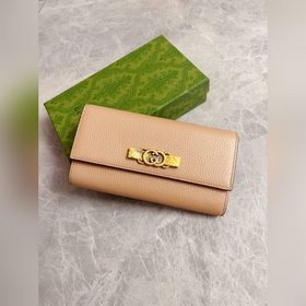 Новейшая модель Gucci — кошелек с двойным G-образным замком и баб