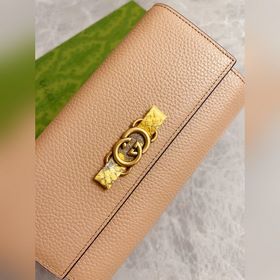 Новейшая модель Gucci — кошелек с двойным G-образным замком и баб