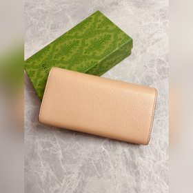 Новейшая модель Gucci — кошелек с двойным G-образным замком и баб