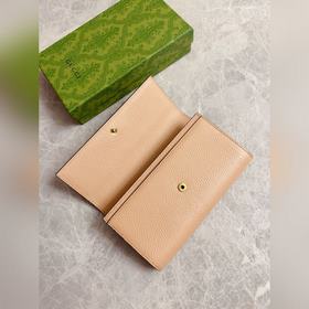 Новейшая модель Gucci — кошелек с двойным G-образным замком и баб