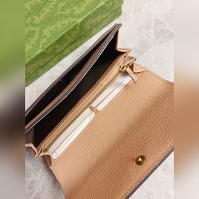Новейшая модель Gucci — кошелек с двойным G-образным замком и баб