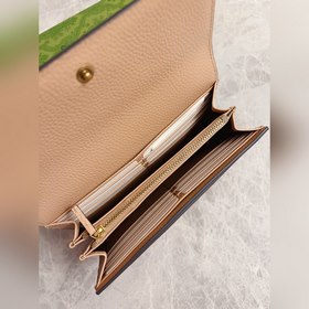 Новейшая модель Gucci — кошелек с двойным G-образным замком и баб