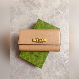 Новейшая модель Gucci — кошелек с двойным G-образным замком и баб